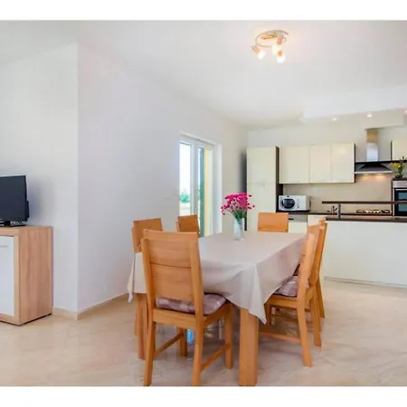 בית נופש Four Bedroom With The Pool