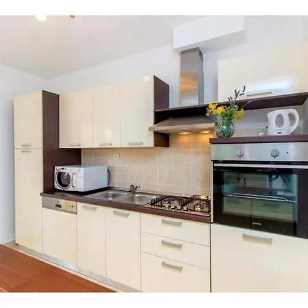 בית נופש Four Bedroom With The Pool Drniš