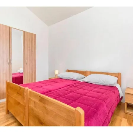 Semesterbostad Four Bedroom With The Pool