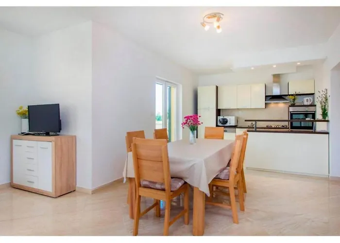 בית נופש Four Bedroom With The Pool