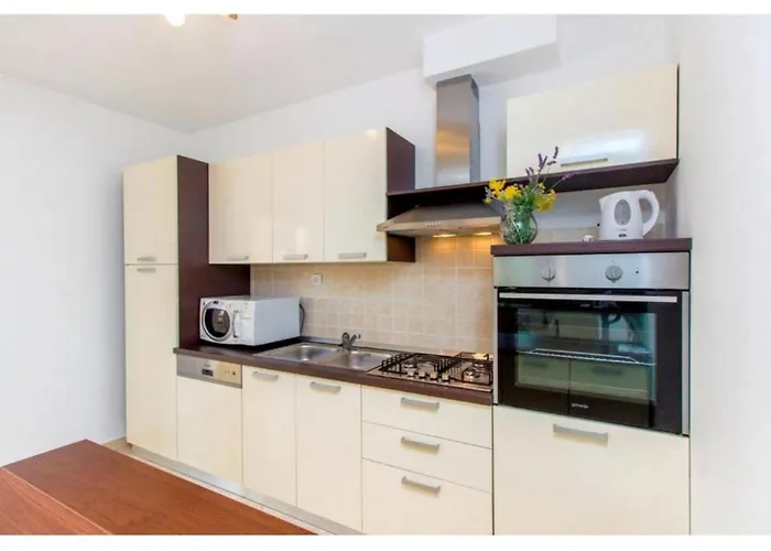 בית נופש Four Bedroom With The Pool Drniš