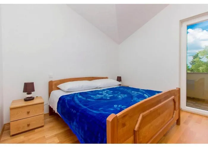 בית נופש Four Bedroom With The Pool Drniš